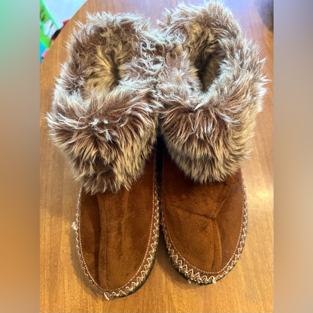 Cozy Brown Faux Fur Lined Women's Isotoner Moccasins Size 7.5/8
